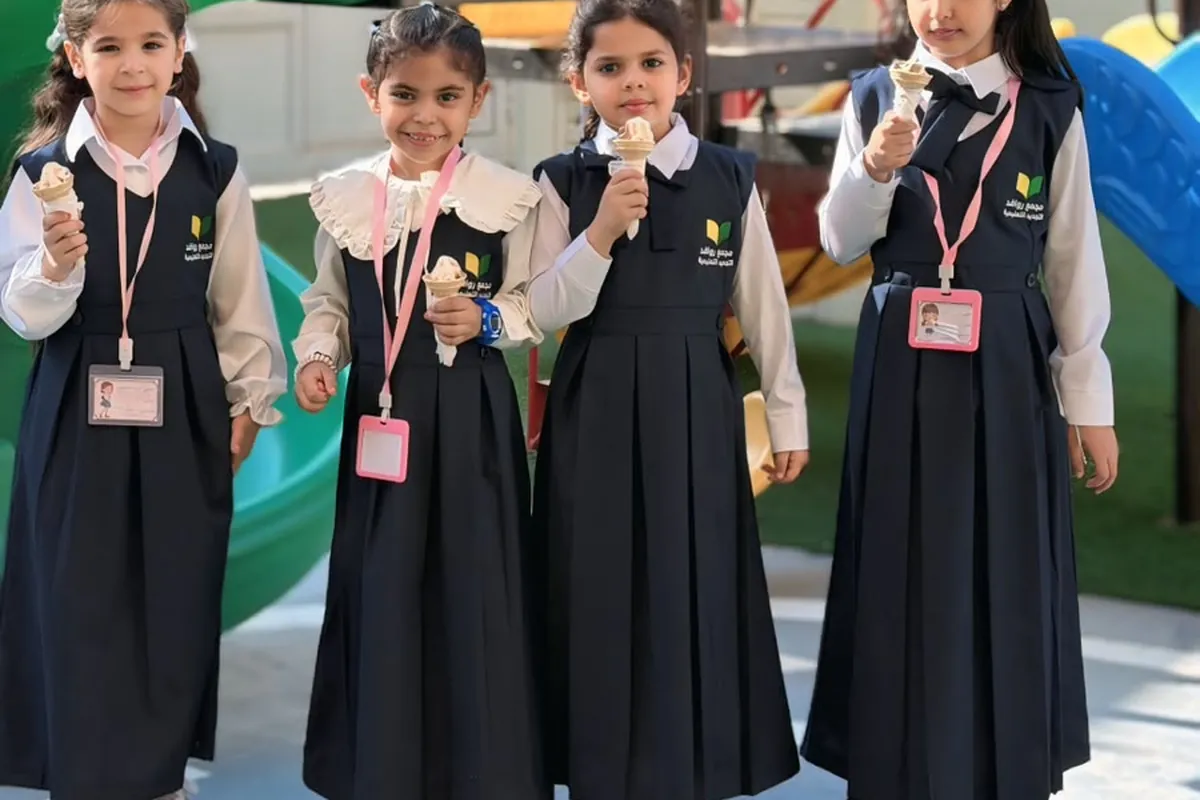 طالبات المرحلة الابتدائية بزيّ المجمع في ساحة اللعب
